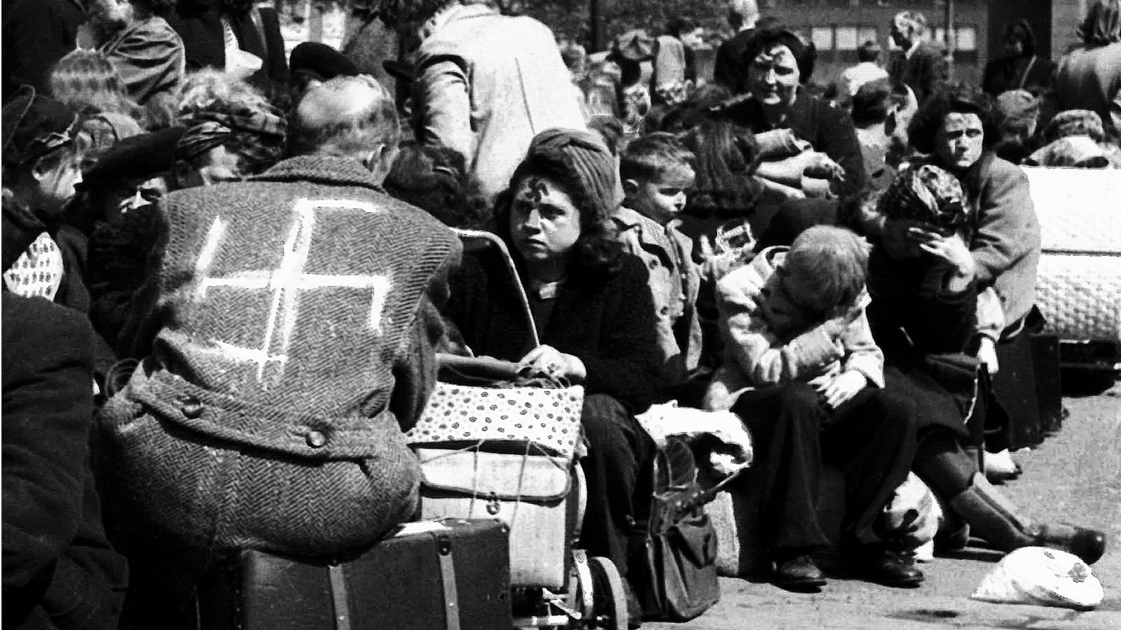 In Prag internierte Sudetendeutsche warten im Juli 1945 auf ihre Deportation nach Deutschland.Foto: dpa In Prag internierte Sudetendeutsche warten im Juli 1945 auf ihre Deportation nach Deutschland.Foto: dpa