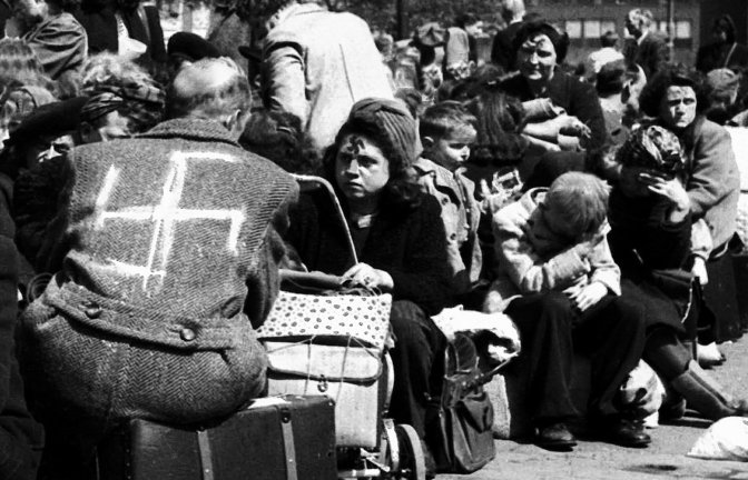 In Prag internierte Sudetendeutsche warten im Juli 1945 auf ihre Deportation nach Deutschland.<span class='image-autor'>Foto: dpa</span>