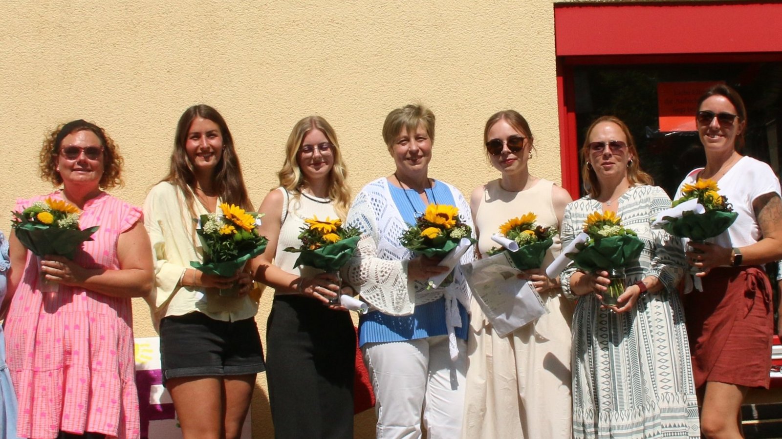 Ortsvorsteherin Kimberly Gräfin von Reischach (links) und Amtsleiterin Barbara Ogbone (rechts) gratulieren den Erzieherinnen.  Foto: Mross