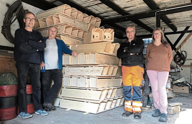 Aktive der Foge mit den fertiggestellten Steinkauzröhren in Sersheim. Fotos: p