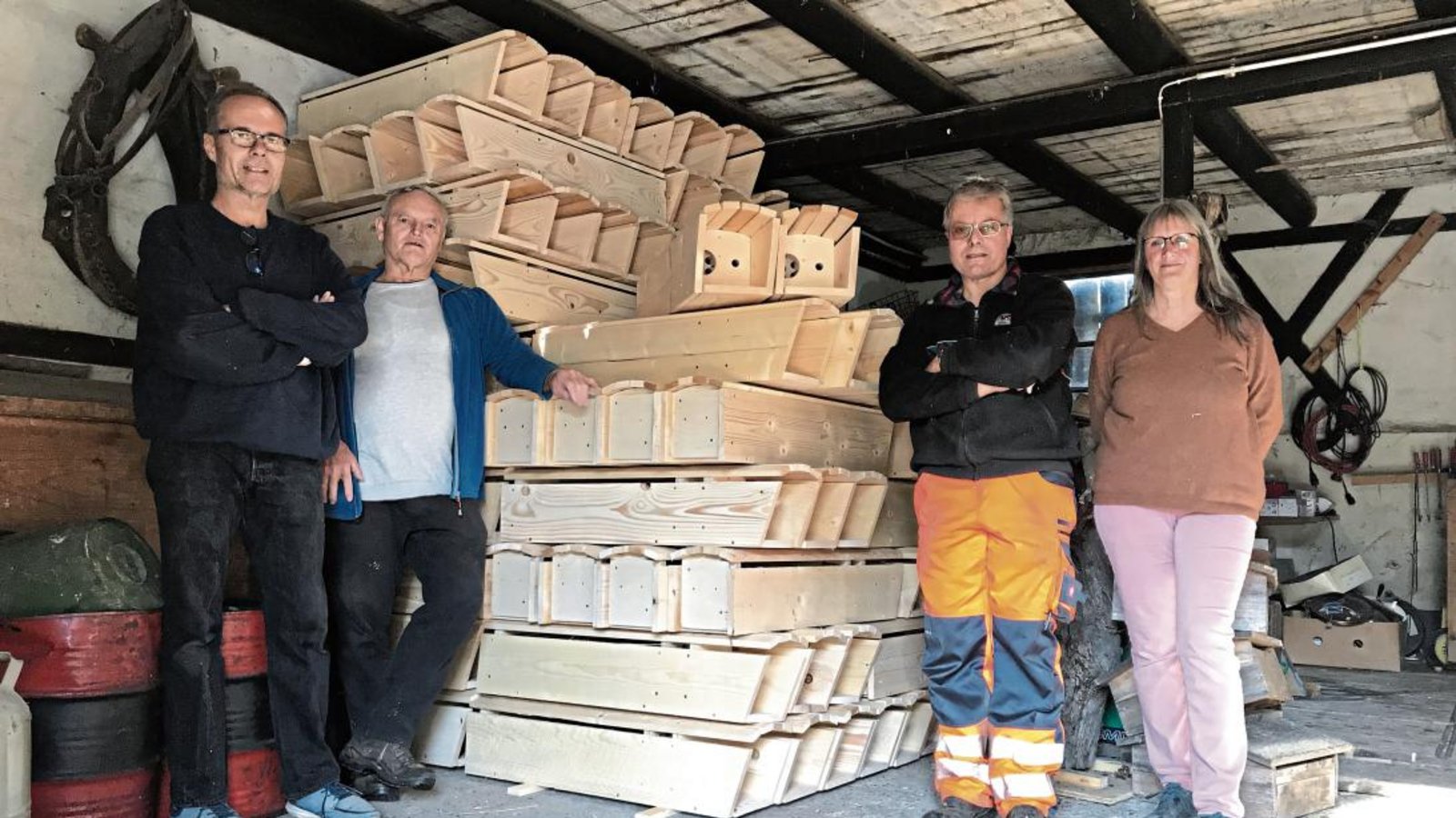 Aktive der Foge mit den fertiggestellten Steinkauzröhren in Sersheim. Fotos: p