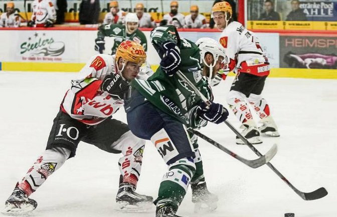 Steelers-Akteur David Wrigley überläuft Gino Blank (Fischtown Pinguins), scheitert dann aber auf dem Weg zum Tor. Am Ende steht eine Auftaktniederlage des Meisters. Foto: Simecek