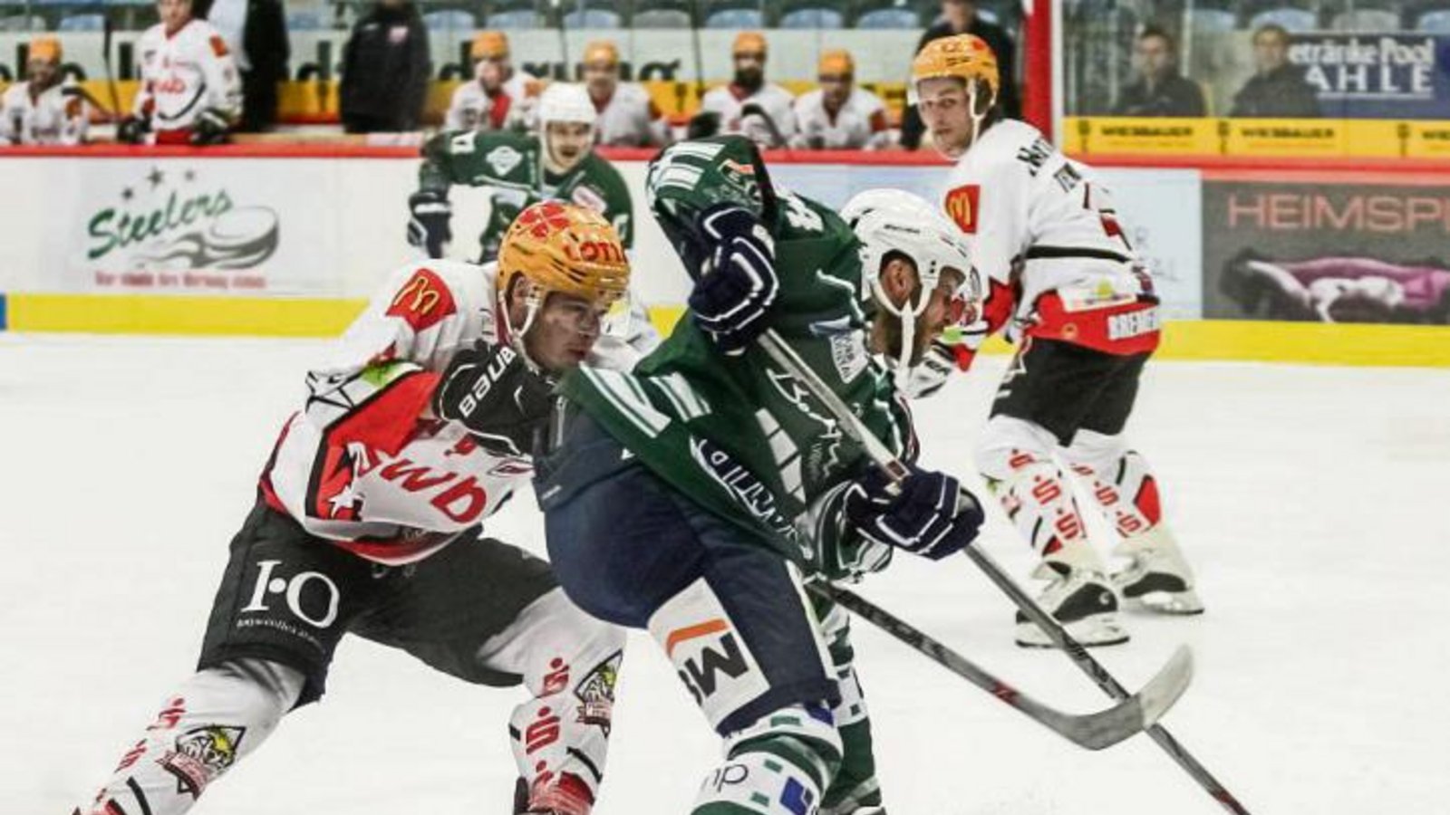 Steelers-Akteur David Wrigley überläuft Gino Blank (Fischtown Pinguins), scheitert dann aber auf dem Weg zum Tor. Am Ende steht eine Auftaktniederlage des Meisters. Foto: Simecek Steelers-Akteur David Wrigley überläuft Gino Blank (Fischtown Pinguins), scheitert dann aber auf dem Weg zum Tor. Am Ende steht eine Auftaktniederlage des Meisters. Foto: Simecek