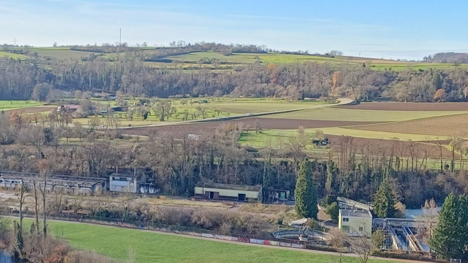 Im nördlichen Teil des Häckerareals sollen unter anderem die alten Klärbecken (rechts im Bild) umfunktioniert werden.  Foto: Rücker