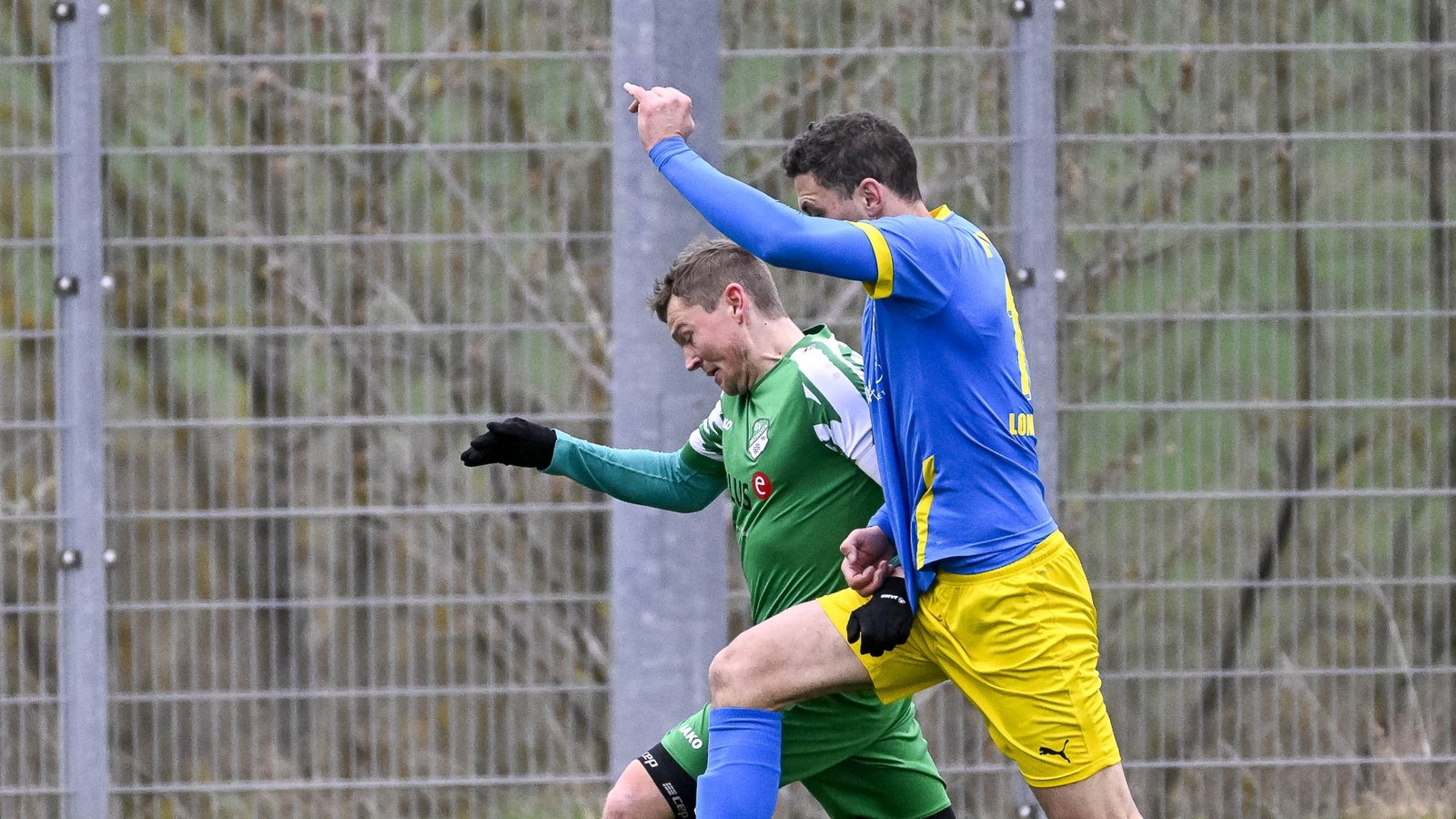 Mit Steffen Weeber (hinten) geht der SV Iptingen auch in der Rückrunde auf Torejagd. Am Sonntag steht das Gastspiel beim Tabellenvierten FV Roßwag an. Archivfoto: Leitner