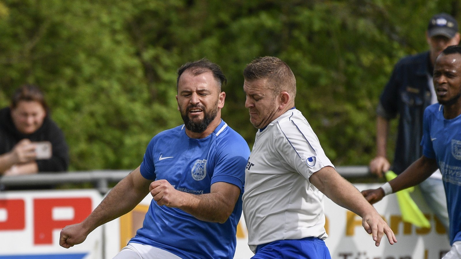 Qendrim Emini (links) vom VfB Vaihingen und Richard Hartmann vom FC Gündelbach liefern sich einen Zweikampf um das runde Leder. Das bessere Ende hat der VfB für sich und gewinnt deutlich und verdient mit 5:0. Foto: Leitner Qendrim Emini (links) vom VfB Vaihingen und Richard Hartmann vom FC Gündelbach liefern sich einen Zweikampf um das runde Leder. Das bessere Ende hat der VfB für sich und gewinnt deutlich und verdient mit 5:0. Foto: Leitner