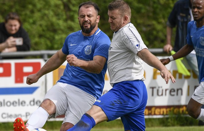 Qendrim Emini (links) vom VfB Vaihingen und Richard Hartmann vom FC Gündelbach liefern sich einen Zweikampf um das runde Leder. Das bessere Ende hat der VfB für sich und gewinnt deutlich und verdient mit 5:0. <span class='image-autor'>Foto: Leitner</span>