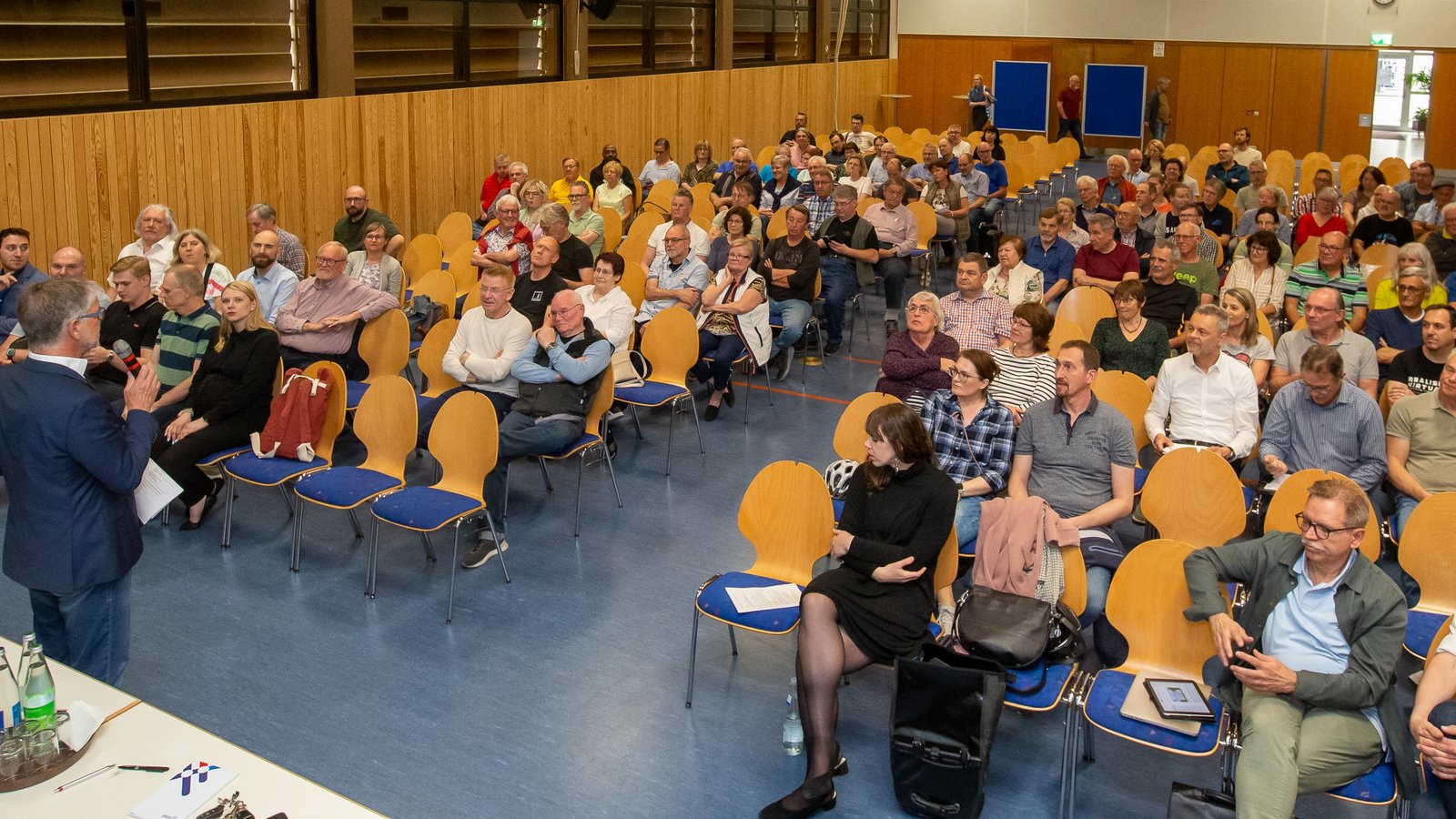 Michael Ilk (vorne links) von der Sachsenheimer Stadtverwaltung moderiert den Abend in der Kleinsachsenheimer Mehrzweckhalle. Foto: Bürkle Michael Ilk (vorne links) von der Sachsenheimer Stadtverwaltung moderiert den Abend in der Kleinsachsenheimer Mehrzweckhalle. Foto: Bürkle