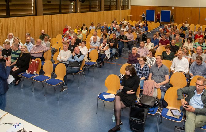 Michael Ilk (vorne links) von der Sachsenheimer Stadtverwaltung moderiert den Abend in der Kleinsachsenheimer Mehrzweckhalle.  <span class='image-autor'>Foto: Bürkle</span>