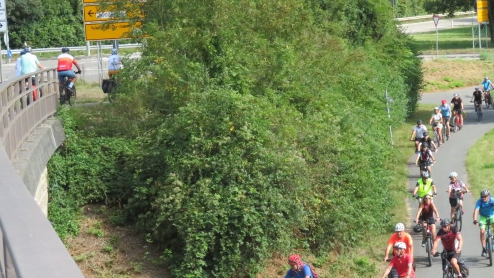 Unter der B 10 geht es hindurch.