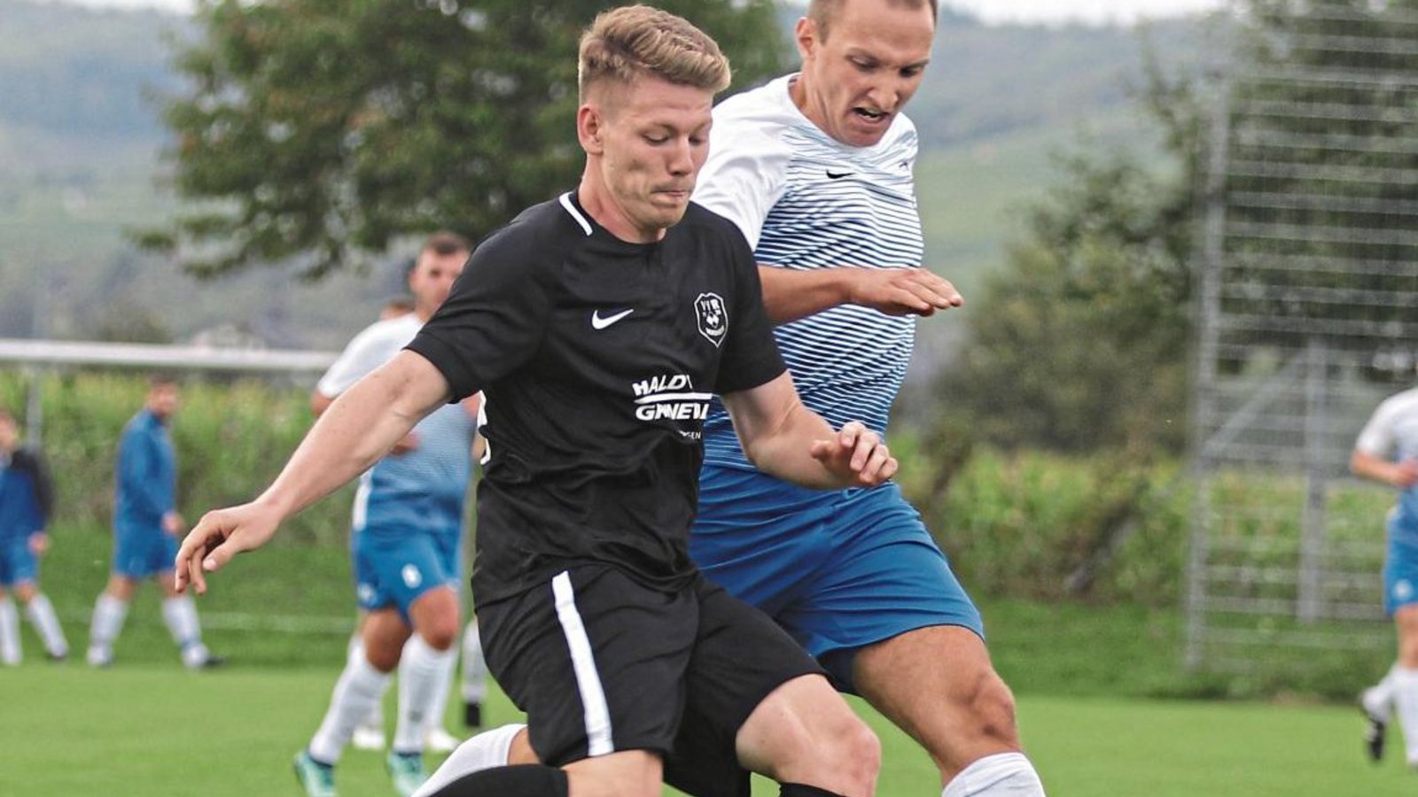 An Eric Schmidtke (links) kam nicht nur niemand vorbei – wie hier Häfnerhaslachs David Jovanovic. Der Innenverteidiger war auch Dreh- und Angelpunkt im Aufbauspiel des VfR Sersheim. Foto: Nachreiner