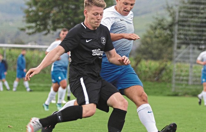 An Eric Schmidtke (links) kam nicht nur niemand vorbei – wie hier Häfnerhaslachs David Jovanovic. Der Innenverteidiger war auch Dreh- und Angelpunkt im Aufbauspiel des VfR Sersheim. Foto: Nachreiner