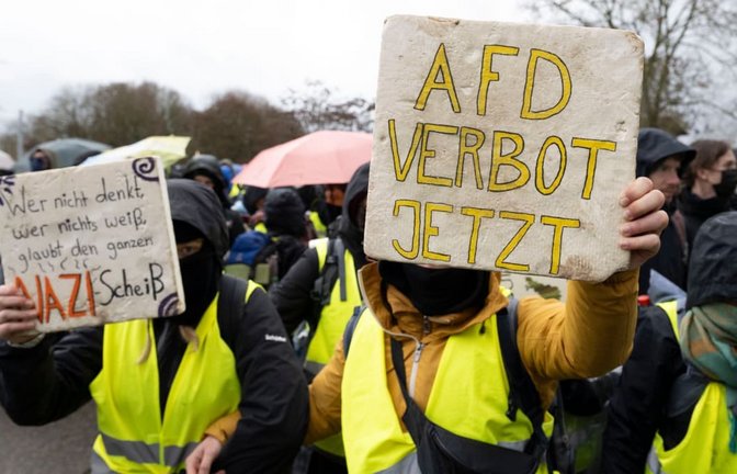 Die Forderung nach einem AfD-Verbot treibt immer wieder Unterstützer auf die Straße, hier in Gießen / Hessen. Auf dem Schild links steht :«Wer nicht denkt, wer nichts weiß, glaubt den ganzen Nazi-Scheiß».<span class='image-autor'>Boris Roessler/dpa</span>