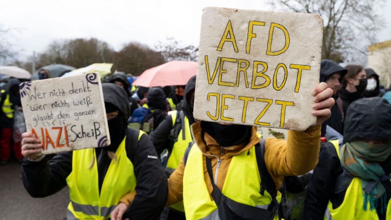 Die Forderung nach einem AfD-Verbot treibt immer wieder Unterstützer auf die Straße, hier in Gießen / Hessen. Auf dem Schild links steht :«Wer nicht denkt, wer nichts weiß, glaubt den ganzen Nazi-Scheiß».Boris Roessler/dpa