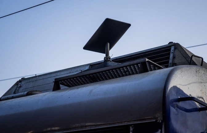 Eine Starlink-Antenne auf einem Zug. Die modernen Satelliten des Internetanbieters sind für die Ukraine besonders wichtig.<span class='image-autor'>Christoph Soeder/dpa-ENR-Pool/dpa</span>