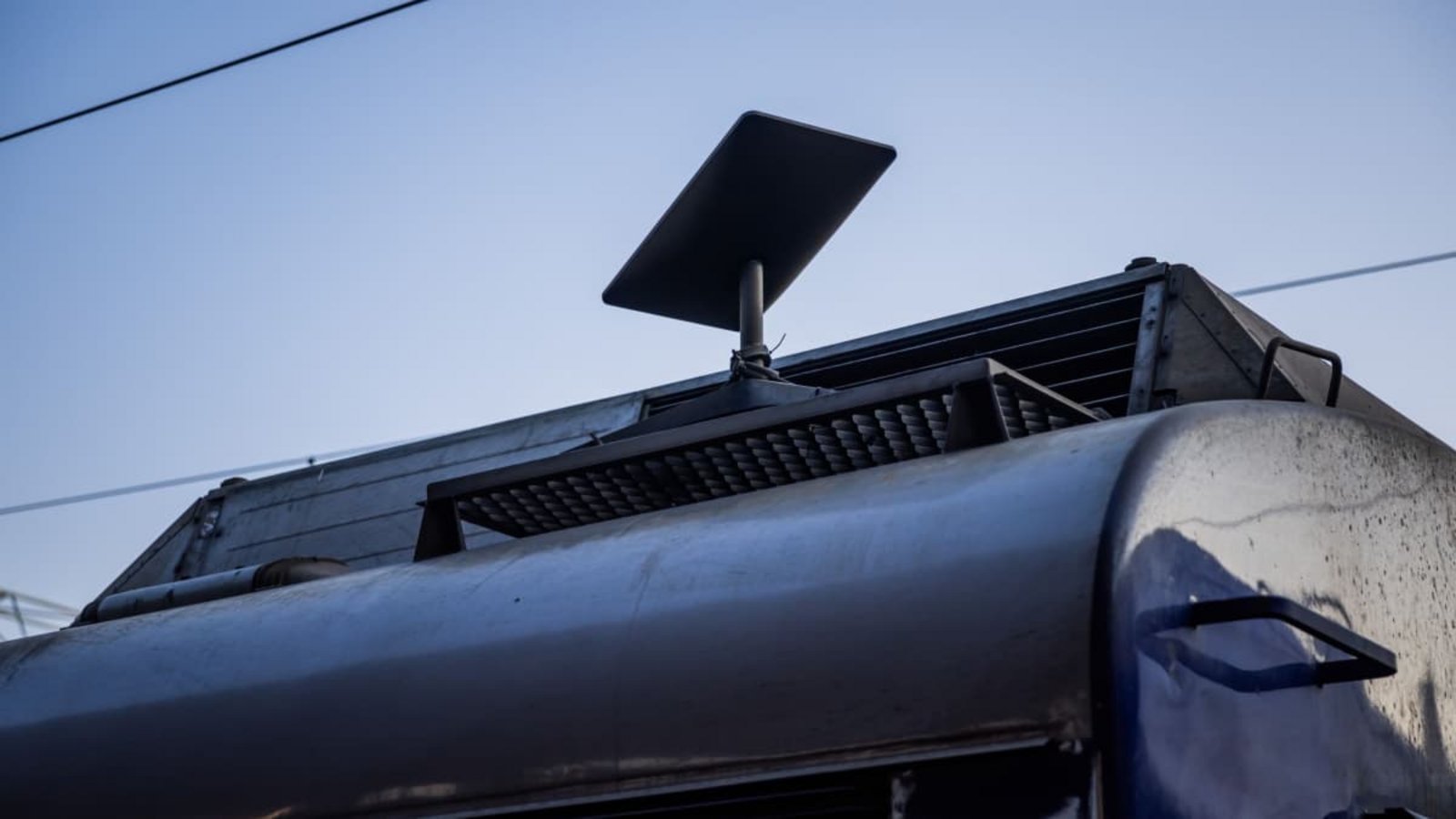 Eine Starlink-Antenne auf einem Zug. Die modernen Satelliten des Internetanbieters sind für die Ukraine besonders wichtig.Christoph Soeder/dpa-ENR-Pool/dpa Eine Starlink-Antenne auf einem Zug. Die modernen Satelliten des Internetanbieters sind für die Ukraine besonders wichtig.Christoph Soeder/dpa-ENR-Pool/dpa