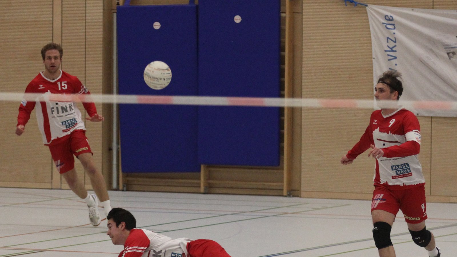 Vergeblich um jeden Ball gekämpft haben Tobias Maurer (von links), Andreas Knodel und Jaro Jungclaussen. Foto: Archiv/Dittrich