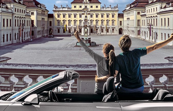In Ludwigsburg wird am letzten September-Wochenende ein großes Rad gedreht: In den Schlosshöfen des Residenzschlosses findet am Samstag und Sonntag (24. und 25. September) die Automesse statt, das Riesenrad dreht sich zum letzten Mal und die Kürbisausstellung lockt ebenso wie die Antikmeile. Bei freiem Eintritt bietet sich den Besuchern der Automesse ein Wochenende zwischen Fahrspaß und modernster Technologie im historischen Ambiente von Schloss Ludwigsburg. 14 Autohäuser, 23 Automarken, ein gastronomisches Angebot und ein buntes Familienprogramm mit Gewinnspielen locken ebenso wie die Möglichkeit zu Schlossführungen. Rund um das Thema Elektromobilität halten Experten an beiden Tagen Vorträge. Dabei werden Fördermöglichkeiten erläutert und Themen wie Ladeinfrastruktur im öffentlichen und privaten Bereich, Voraussetzungen bei der Haustechnik, die spezielle Situation in größeren Wohneinheiten und Antriebstechniken erklärt. Bei allen Vorträgen besteht die Möglichkeit, Fragen an die sachkundigen Spezialisten zu stellen. Die Automesse Ludwigsburg ist zu folgenden Zeiten geöffnet: Samstag von 11 bis 18 Uhr, Sonntag von 11 bis 17 Uhr. Wer nicht zu Fuß hinkommen kann, nutzt einfach das Bimmelbähnle, das – wie auch das Riesenrad – an diesem Wochenende letztmals im Einsatz ist und die Ausflugsziele Riesenrad auf dem Parkplatz Bärenwiese und Automesse verbindet. <span class='image-autor'>Foto: p</span>