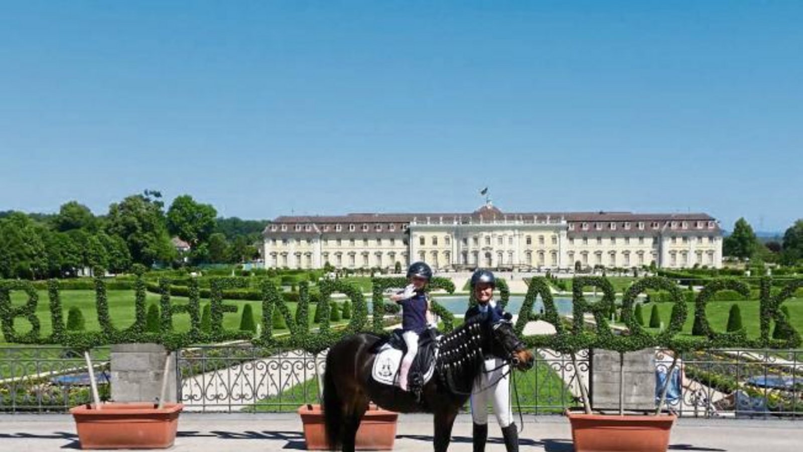Alles Glück der Erde liegt auf dem Rücken der Pferde: Beim Shetty Sport Süd Turnier auf dem Ludwigsburger Pferdemarkt machte am Samstag auch Mayra Uhlig aus Hochdorf auf ihrem Pony Biene eine gute Figur. Foto: Uhlig Alles Glück der Erde liegt auf dem Rücken der Pferde: Beim Shetty Sport Süd Turnier auf dem Ludwigsburger Pferdemarkt machte am Samstag auch Mayra Uhlig aus Hochdorf auf ihrem Pony Biene eine gute Figur. Foto: Uhlig