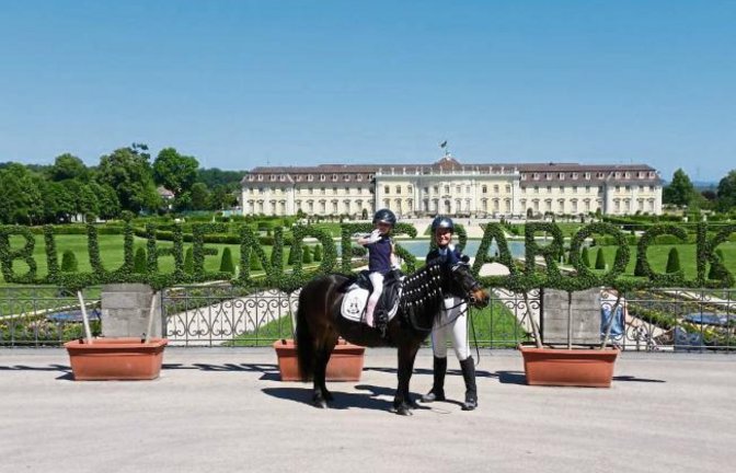 Alles Glück der Erde liegt auf dem Rücken der Pferde: Beim Shetty Sport Süd Turnier auf dem Ludwigsburger Pferdemarkt machte am Samstag auch Mayra Uhlig aus Hochdorf auf ihrem Pony Biene eine gute Figur.  Foto: Uhlig