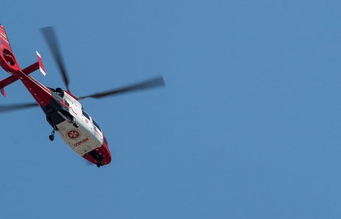 Ein Rettungshubschrauber des Typs Aerospatiale AS-365 N3 der Johanniter fliegt durch die Luft. (zu dpa: «Kind überrollt Bruder mit Radlader - Bürgermeister entsetzt»)<span class='image-autor'>Sebastian Gollnow/dpa</span>