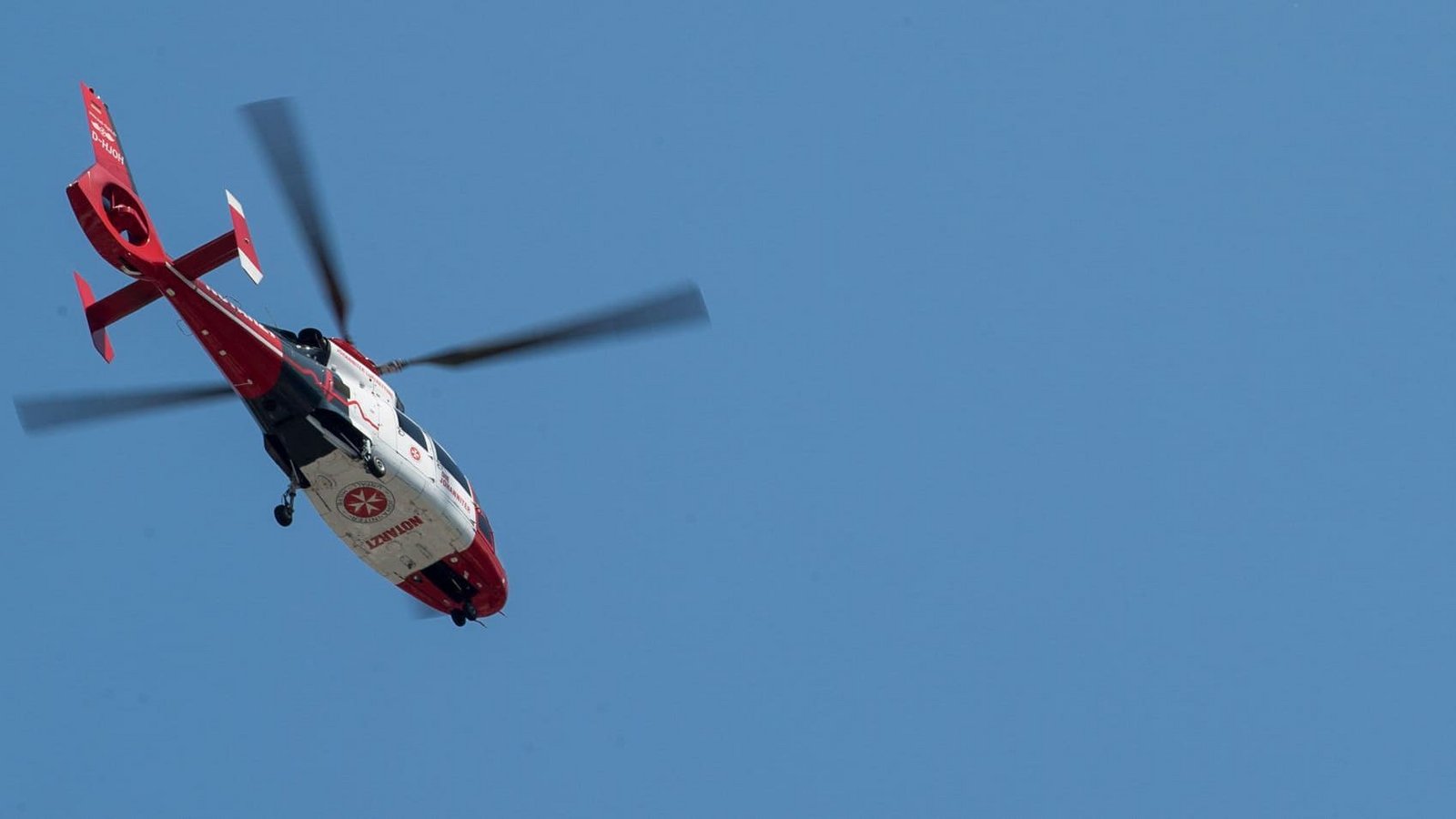 Ein Rettungshubschrauber des Typs Aerospatiale AS-365 N3 der Johanniter fliegt durch die Luft. (zu dpa: «Kind überrollt Bruder mit Radlader - Bürgermeister entsetzt»)Sebastian Gollnow/dpa