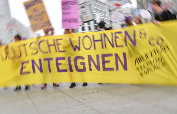 Vergesellschaftung von Wohnraum: Die Mehrheit der Berliner hat dafür gestimmt. Aber würde es nun konkret, wären noch maximal 150.000 Wohnungen betroffen, das Land Berlin müsste 16 Milliarden Euro aufbringen und mehr Wohnraum gäbe es trotzdem nicht.<span class='image-autor'>Paul Zinken/dpa</span>