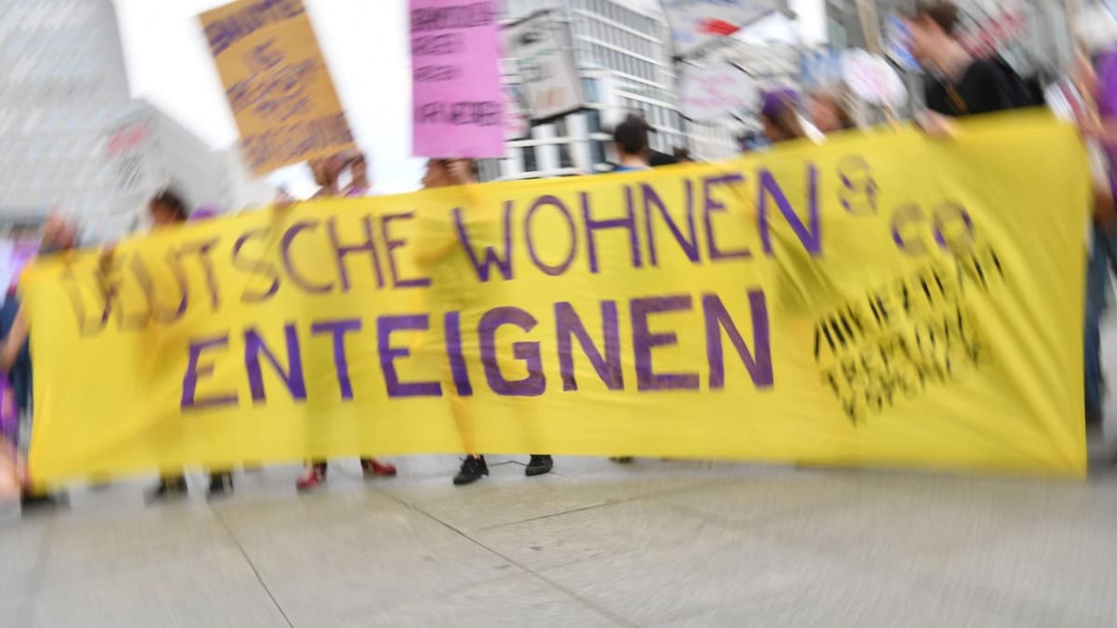 Vergesellschaftung von Wohnraum: Die Mehrheit der Berliner hat dafür gestimmt. Aber würde es nun konkret, wären noch maximal 150.000 Wohnungen betroffen, das Land Berlin müsste 16 Milliarden Euro aufbringen und mehr Wohnraum gäbe es trotzdem nicht.Paul Zinken/dpa