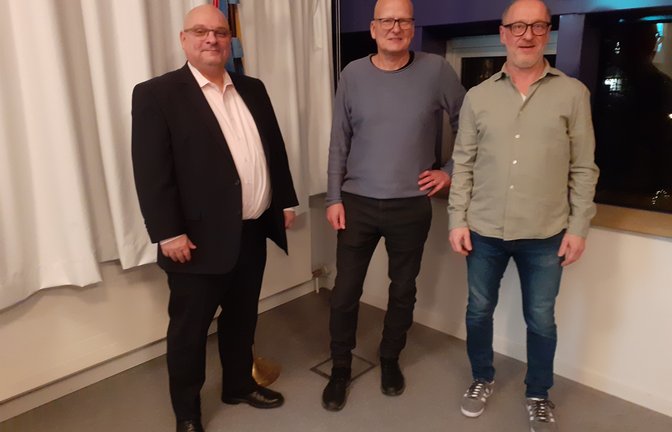 Bürgermeister Jürgen Scholz (von links) verabschiedete Roland Stöbe aus dem Gemeinderat, für den Hartmut Räuchle nachrückte. Foto: Glemser<span class='image-autor'>Foto: Glemser</span>
