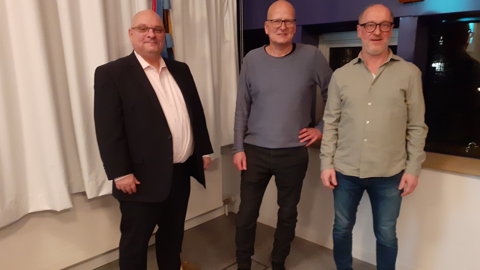 Bürgermeister Jürgen Scholz (von links) verabschiedete Roland Stöbe aus dem Gemeinderat, für den Hartmut Räuchle nachrückte. Foto: GlemserFoto: Glemser Bürgermeister Jürgen Scholz (von links) verabschiedete Roland Stöbe aus dem Gemeinderat, für den Hartmut Räuchle nachrückte. Foto: GlemserFoto: Glemser