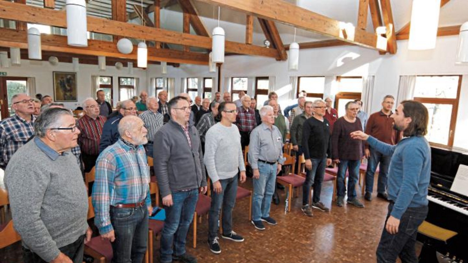 Schon beim morgendlichen Einsingen erhielten die Teilnehmer des Tags der Männerstimme einen Eindruck von den gesangspädagogischen Fähigkeiten des Stimmbildners Lucian Eller.  Foto: p
