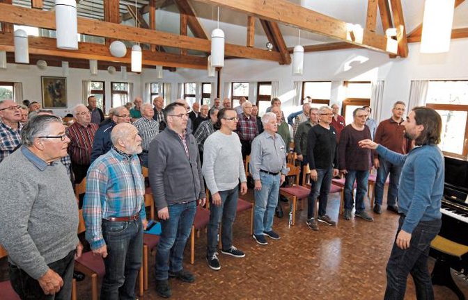 Schon beim morgendlichen Einsingen erhielten die Teilnehmer des Tags der Männerstimme einen Eindruck von den gesangspädagogischen Fähigkeiten des Stimmbildners Lucian Eller.  Foto: p