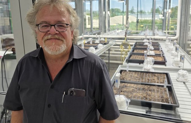 Agrarwissenschaftler Ralf Vögele erforscht mit Hilfe modernster Technik unter anderem die Robustheit von Pflanzen in Zeiten des Klimawandels.<span class='image-autor'>Jens Schmitz</span>
