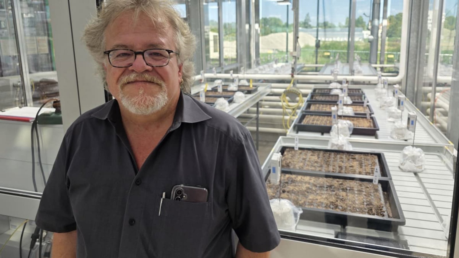 Agrarwissenschaftler Ralf Vögele erforscht mit Hilfe modernster Technik unter anderem die Robustheit von Pflanzen in Zeiten des Klimawandels.Jens Schmitz Agrarwissenschaftler Ralf Vögele erforscht mit Hilfe modernster Technik unter anderem die Robustheit von Pflanzen in Zeiten des Klimawandels.Jens Schmitz