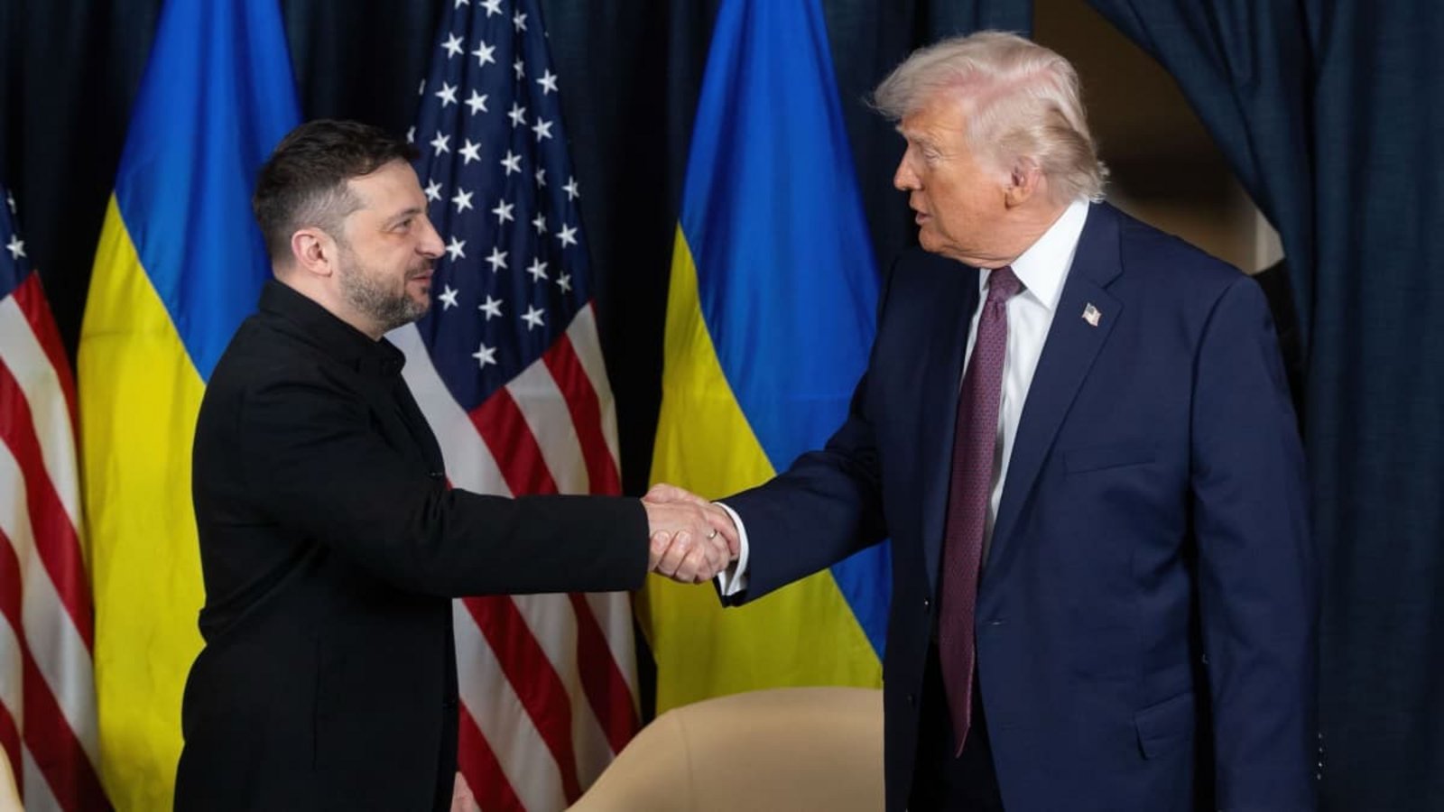 US-Präsident Donald Trump (r) schüttelt dem ukrainischen Präsidenten Wolodymyr Selenskyj vor Beginn eines bilateralen Treffens am Rande des jährlichen Weltwirtschaftsforums (WEF), die Hand.Ukraine Presidency/Ukrainian Pre/Planet Pix via ZUMA Press Wire/dpa US-Präsident Donald Trump (r) schüttelt dem ukrainischen Präsidenten Wolodymyr Selenskyj vor Beginn eines bilateralen Treffens am Rande des jährlichen Weltwirtschaftsforums (WEF), die Hand.Ukraine Presidency/Ukrainian Pre/Planet Pix via ZUMA Press Wire/dpa