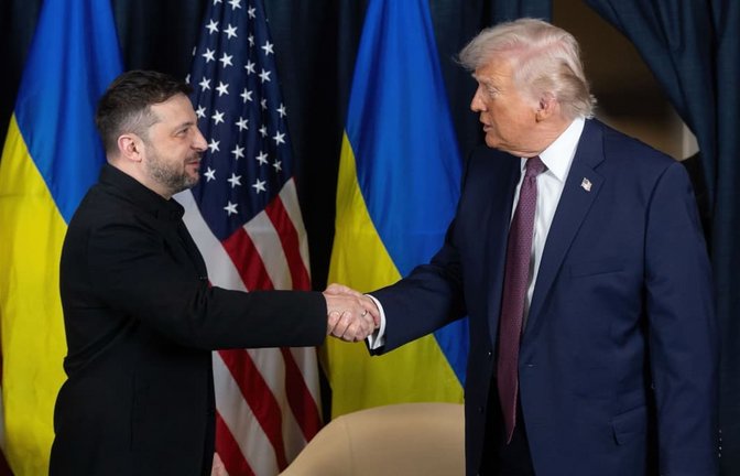 US-Präsident Donald Trump (r) schüttelt dem ukrainischen Präsidenten Wolodymyr Selenskyj vor Beginn eines bilateralen Treffens am Rande des jährlichen Weltwirtschaftsforums (WEF), die Hand.<span class='image-autor'>Ukraine Presidency/Ukrainian Pre/Planet Pix via ZUMA Press Wire/dpa</span>