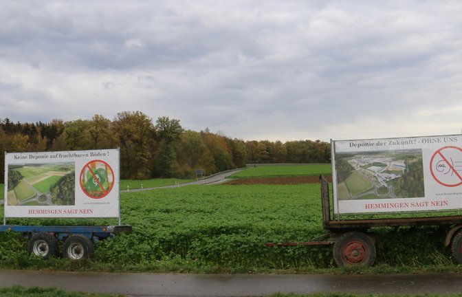 Nordöstlich vom Kreisverkehr zwischen Heimerdingen und Hochdorf liegt die potenzielle Hemminger Fläche für die Erddeponie – Protest dagegen ist sichtbar.  <span class='image-autor'>Fotos: Rücker</span>