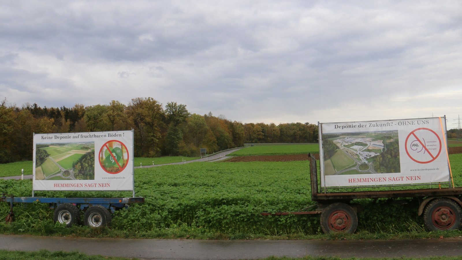 Nordöstlich vom Kreisverkehr zwischen Heimerdingen und Hochdorf liegt die potenzielle Hemminger Fläche für die Erddeponie – Protest dagegen ist sichtbar.  Fotos: Rücker