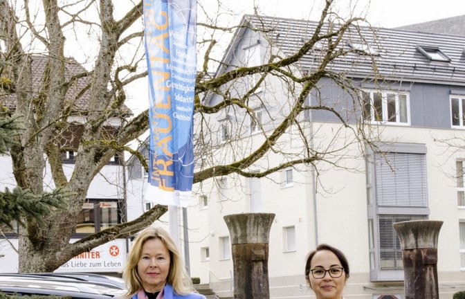 Agenturchefin Martina Lehmann (links) und Hayat Allouss, Beauftragte für Chancengleichheit am Arbeitsmarkt der Agentur für Arbeit Nagold-Pforzheim, vor der extra vor der Arbeitsagentur gehissten Fahne zum Weltfrauentag. <span class='image-autor'>Foto: p</span>