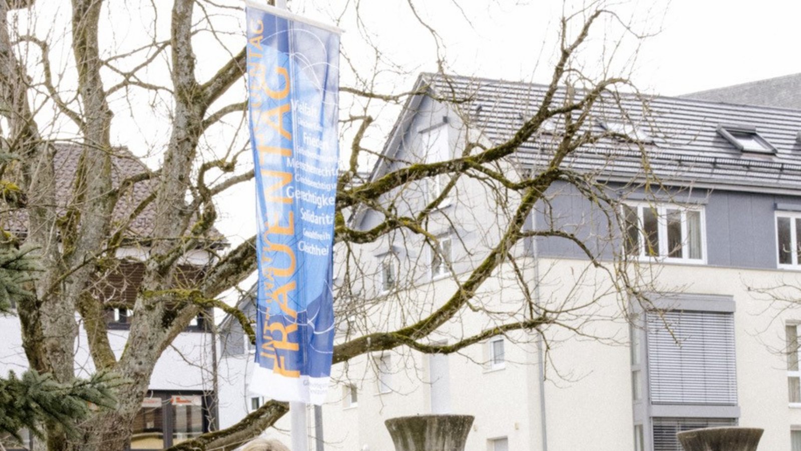 Agenturchefin Martina Lehmann (links) und Hayat Allouss, Beauftragte für Chancengleichheit am Arbeitsmarkt der Agentur für Arbeit Nagold-Pforzheim, vor der extra vor der Arbeitsagentur gehissten Fahne zum Weltfrauentag. Foto: p Agenturchefin Martina Lehmann (links) und Hayat Allouss, Beauftragte für Chancengleichheit am Arbeitsmarkt der Agentur für Arbeit Nagold-Pforzheim, vor der extra vor der Arbeitsagentur gehissten Fahne zum Weltfrauentag. Foto: p