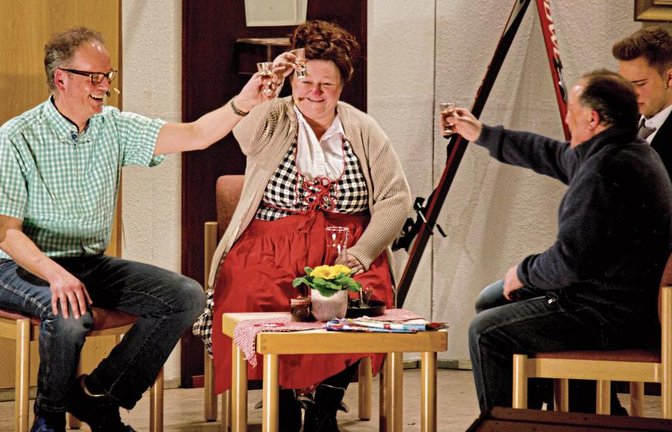 Auf der Bühne in der Sport- und Kulturhalle wird erst einmal gemeinsam angestoßen.  Fotos: Friedrich