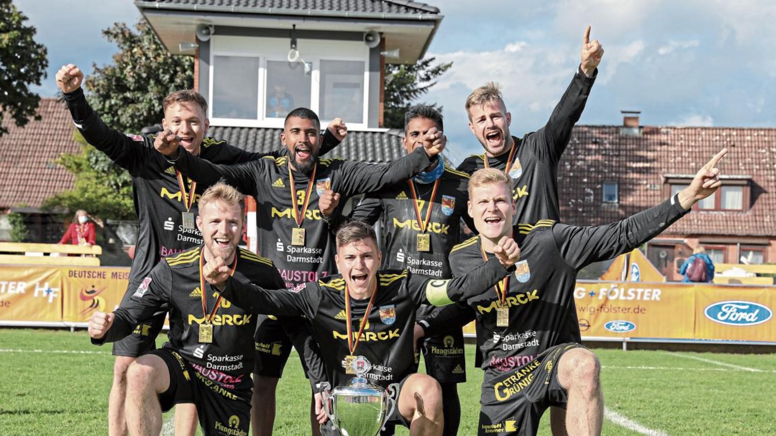 Johannes Jungclaussen (kniend Mitte) feierte bei seinem Abschied vom TSV Pfungstadt noch einmal den DM-Titel mit den Hessen. Foto: DFBL/Spille Johannes Jungclaussen (kniend Mitte) feierte bei seinem Abschied vom TSV Pfungstadt noch einmal den DM-Titel mit den Hessen. Foto: DFBL/Spille