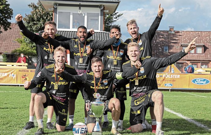 Johannes Jungclaussen (kniend Mitte) feierte bei seinem Abschied vom TSV Pfungstadt noch einmal den DM-Titel mit den Hessen. Foto: DFBL/Spille