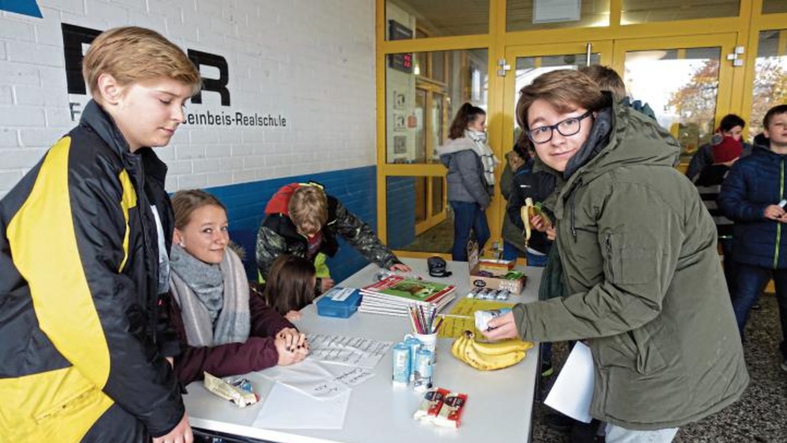 Verkauf von fair gehandelten Waren in der großen Pause. Foto: p Verkauf von fair gehandelten Waren in der großen Pause. Foto: p