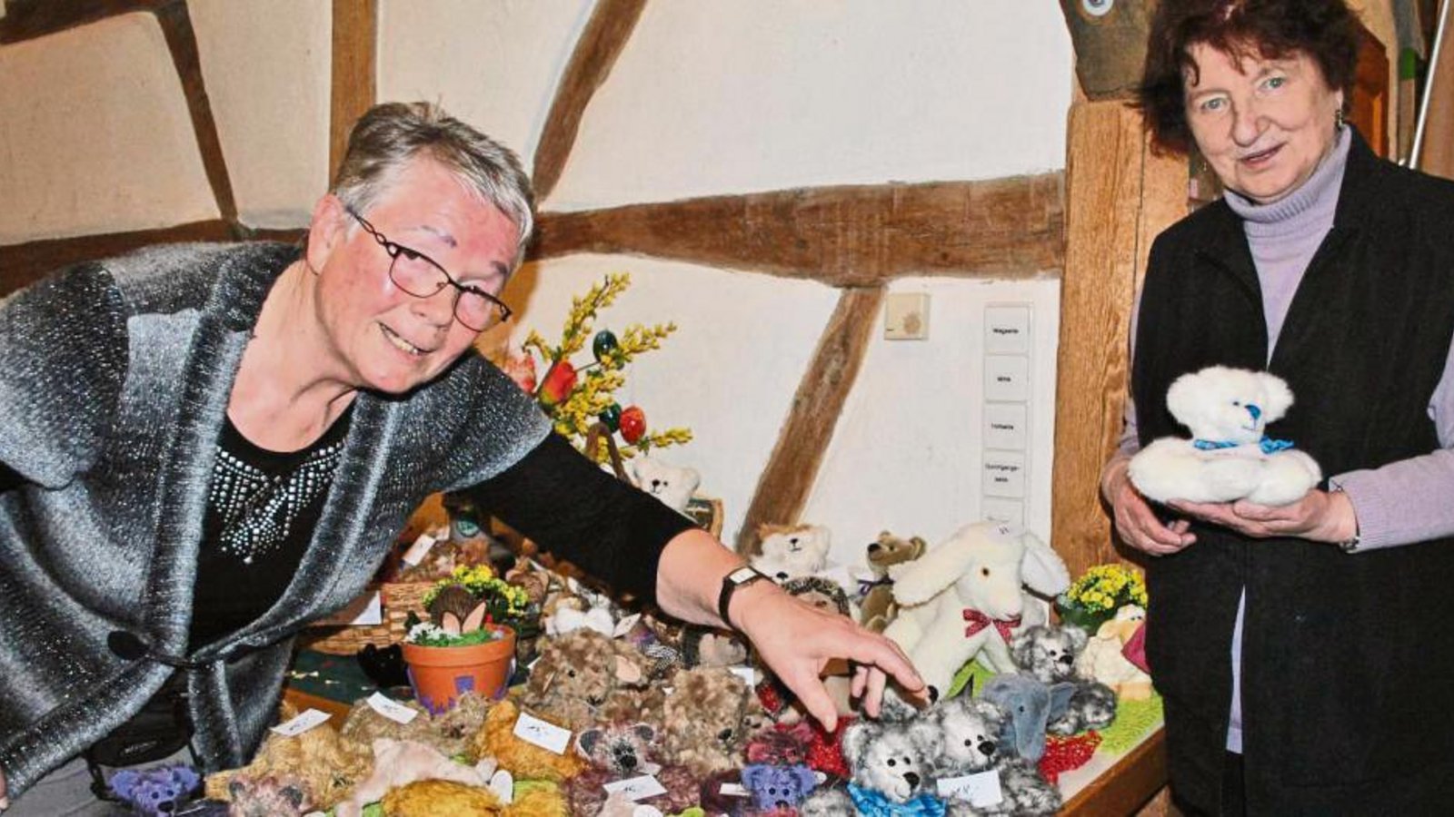 Die „Bären-Mamas“ Margrit Pralle (links) und Margot Bauer haben zusammen mit weiteren Helfern 50 Teddybären gefertigt. Foto: Stahlfeld Die „Bären-Mamas“ Margrit Pralle (links) und Margot Bauer haben zusammen mit weiteren Helfern 50 Teddybären gefertigt. Foto: Stahlfeld