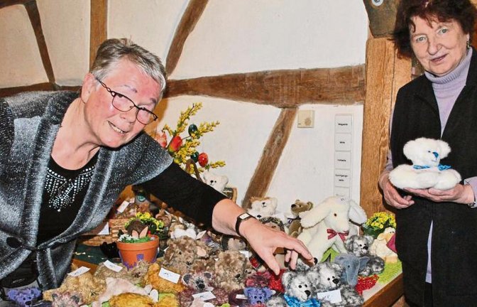 Die „Bären-Mamas“ Margrit Pralle (links) und Margot Bauer haben zusammen mit weiteren Helfern 50 Teddybären gefertigt.  Foto: Stahlfeld