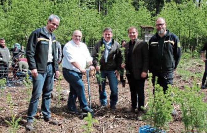 Dr. Michael Nill (v.l), Bürgermeister Jürgen Scholz, Roland Görgens, Helmut Kilger und Förster Hartmut Flunkert.  Foto: aa