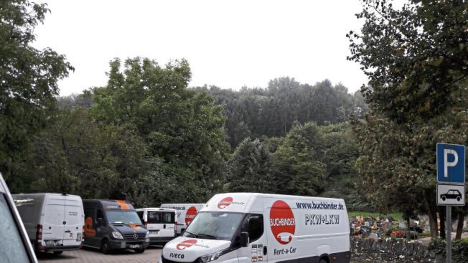 Immerhin sind am Sonntagmorgen in Aurich auf dem Parklplatz am Friedhof noch zwei Plätze frei. Foto: Rücker Immerhin sind am Sonntagmorgen in Aurich auf dem Parklplatz am Friedhof noch zwei Plätze frei. Foto: Rücker