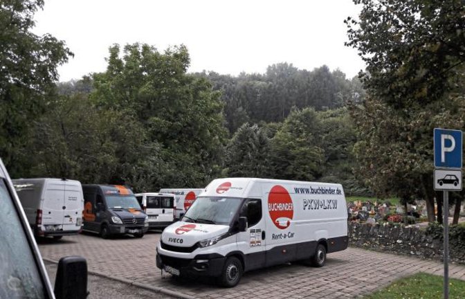 Immerhin sind am Sonntagmorgen in Aurich auf dem Parklplatz am Friedhof noch zwei Plätze frei.  Foto: Rücker