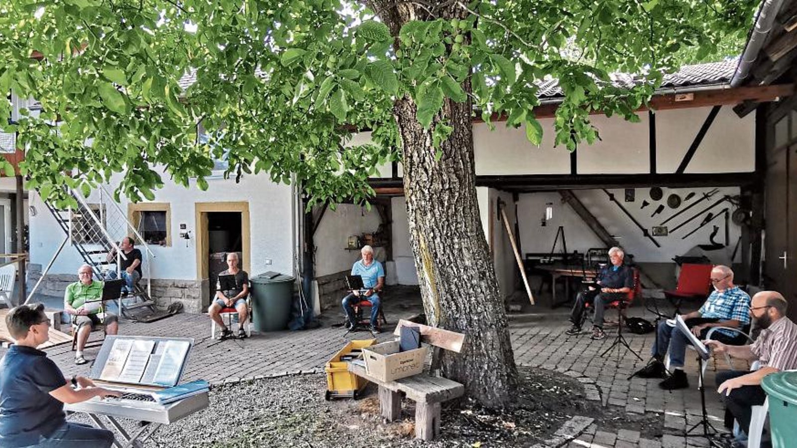 Von den Sängern wurde die Initiative mit Begeisterung aufgenommen, alle kommen gern zum Singen unterm Nussbaum. Foto: p Von den Sängern wurde die Initiative mit Begeisterung aufgenommen, alle kommen gern zum Singen unterm Nussbaum. Foto: p